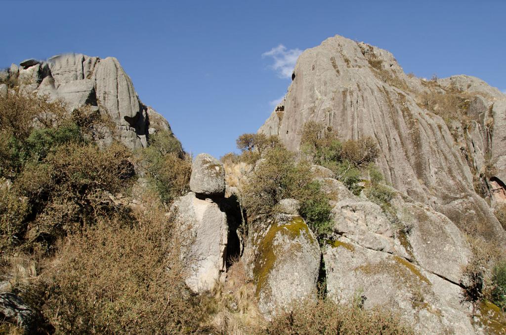 Entre los ingentes macizos y las agudas moles de granito, alternan los Tabaquillos y los Maytenes, como únicos árboles que properan en estas altitudes. 